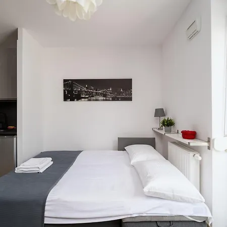Apartment Włochy Popularna Charming By Bookinghost *